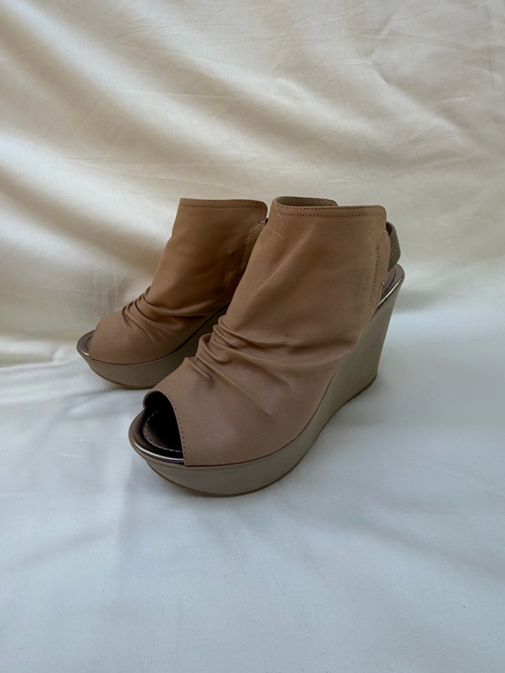 Kenneth Cole Reaction Sole Search Leather Peep Toe Wedge Shooties Taupe Size 8 - Picture 1 of 12